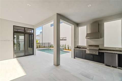 Casa en venta en Doral, Florida, 6 dormitorios, 451.78 m2 № 2001637 - foto 5