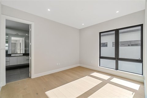 Casa en venta en Doral, Florida, 6 dormitorios, 451.78 m2 № 2001637 - foto 23