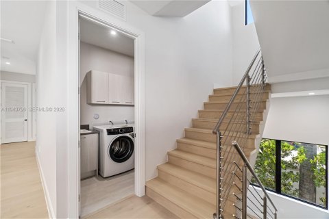 Casa en venta en Doral, Florida, 6 dormitorios, 451.78 m2 № 2001637 - foto 18