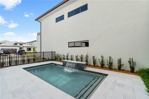 Casa en venta en Doral, Florida, 6 dormitorios, 451.78 m2 № 2001637 - foto 4