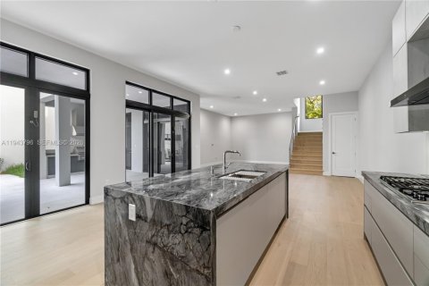 Casa en venta en Doral, Florida, 6 dormitorios, 451.78 m2 № 2001637 - foto 12