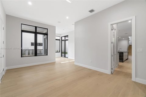 Casa en venta en Doral, Florida, 6 dormitorios, 451.78 m2 № 2001637 - foto 6