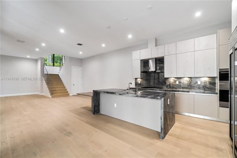 Casa en venta en Doral, Florida, 6 dormitorios, 451.78 m2 № 2001637 - foto 9