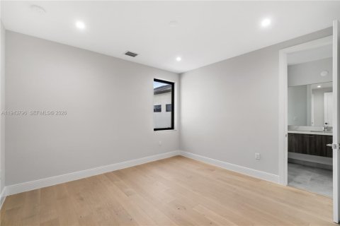 Casa en venta en Doral, Florida, 6 dormitorios, 451.78 m2 № 2001637 - foto 28