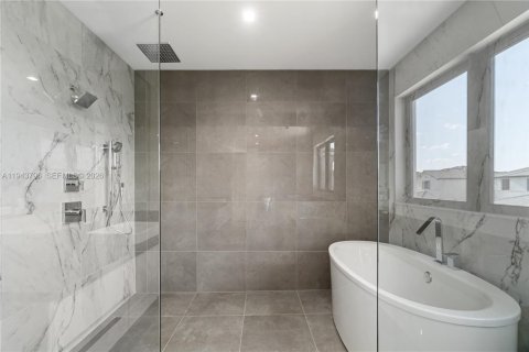Casa en venta en Doral, Florida, 6 dormitorios, 451.78 m2 № 2001637 - foto 27