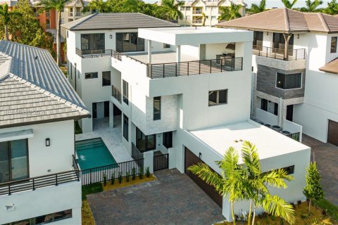 Casa en venta en Doral, Florida, 6 dormitorios, 451.78 m2 № 2001637 - foto 2