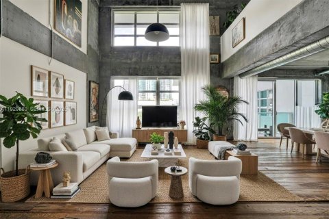 Condo in Miami, Florida, 2 bedrooms  № 1990650 - photo 1