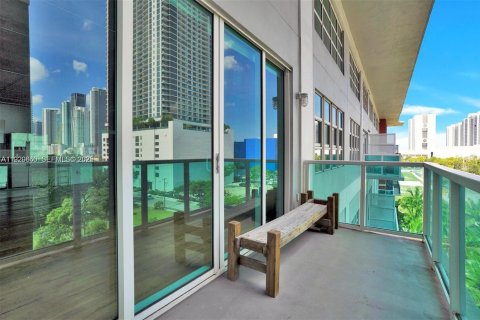 Condo in Miami, Florida, 2 bedrooms  № 1990650 - photo 11