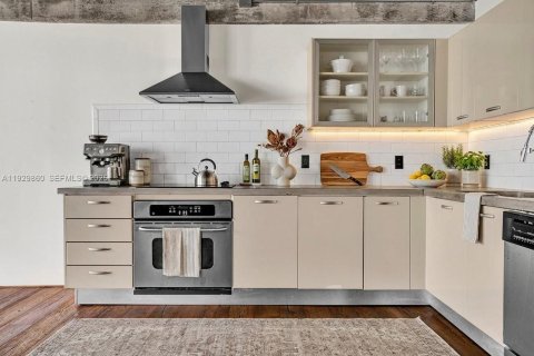 Condo in Miami, Florida, 2 bedrooms  № 1990650 - photo 7