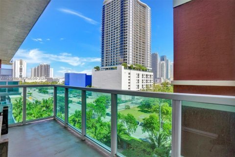 Condo in Miami, Florida, 2 bedrooms  № 1990650 - photo 12