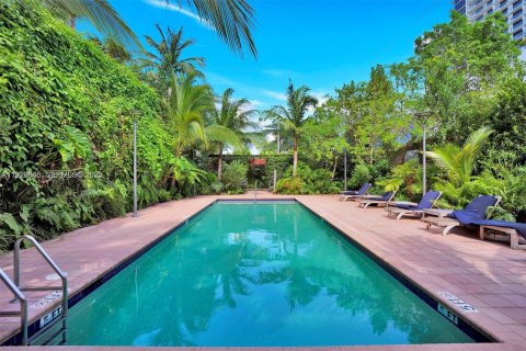 Condo in Miami, Florida, 2 bedrooms  № 1990650 - photo 8