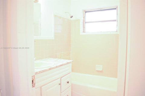 Casa en alquiler en Miami, Florida, 2 dormitorios, 144.93 m2 № 2088469 - foto 15