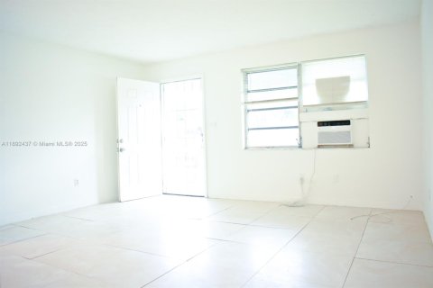 Casa en alquiler en Miami, Florida, 2 dormitorios, 144.93 m2 № 2088469 - foto 2
