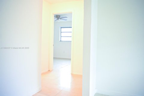 Casa en alquiler en Miami, Florida, 2 dormitorios, 144.93 m2 № 2088469 - foto 4