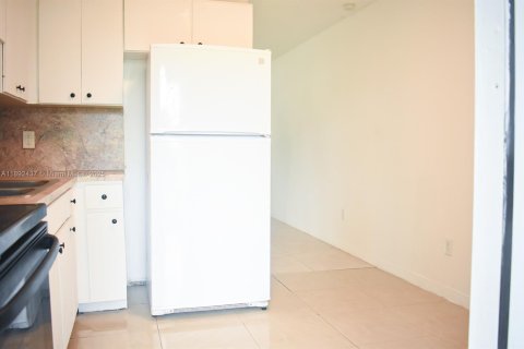 Casa en alquiler en Miami, Florida, 2 dormitorios, 144.93 m2 № 2088469 - foto 14