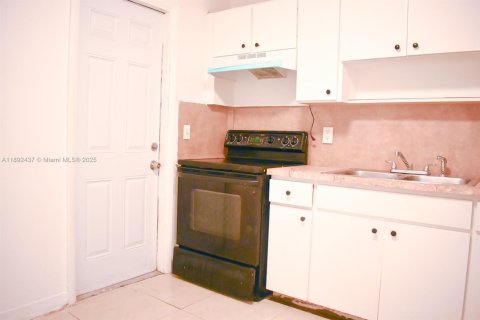 Casa en alquiler en Miami, Florida, 2 dormitorios, 144.93 m2 № 2088469 - foto 13