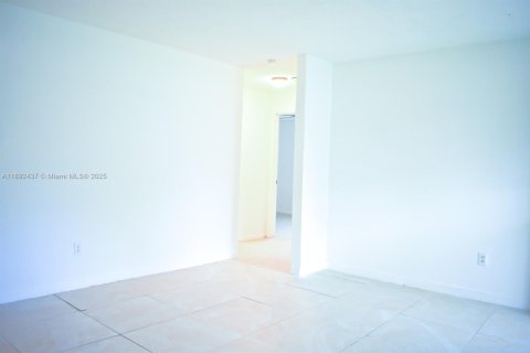 Casa en alquiler en Miami, Florida, 2 dormitorios, 144.93 m2 № 2088469 - foto 3