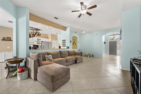 House in Davenport, Florida 3 bedrooms, 169.55 sq.m. № 2222421 - photo 13