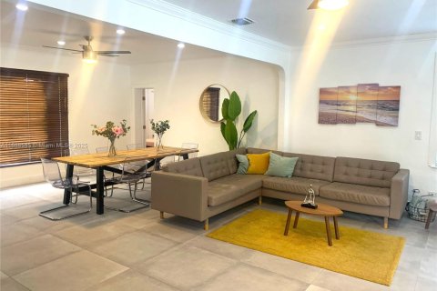 Casa en venta en Miami, Florida, 3 dormitorios, 139.63 m2 № 1935884 - foto 3