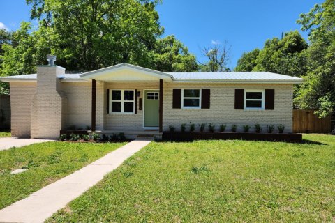 House in De Funiak Springs, Florida 3 bedrooms, 177.54 sq.m. № 560895 - photo 1