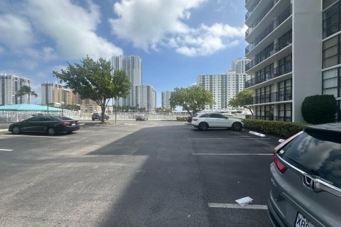 Condominio en alquiler en Hallandale Beach, Florida, 1 dormitorio, 99.87 m2 № 1897899 - foto 22