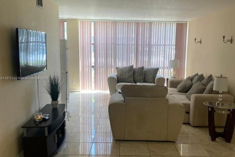 Condominio en alquiler en Hallandale Beach, Florida, 1 dormitorio, 99.87 m2 № 1897899 - foto 10