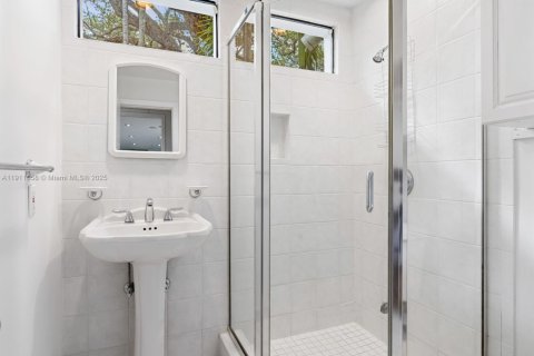 Снять в аренду виллу или дом в Корал-Гейблс, Флорида 5 спален, 495.17м2, № 1967538 - фото 19