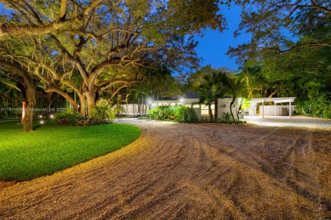 Снять в аренду виллу или дом в Корал-Гейблс, Флорида 5 спален, 495.17м2, № 1967538 - фото 28