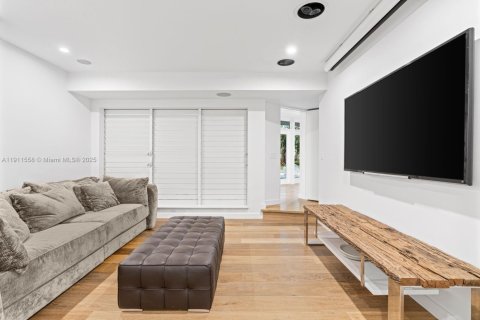 Снять в аренду виллу или дом в Корал-Гейблс, Флорида 5 спален, 495.17м2, № 1967538 - фото 9