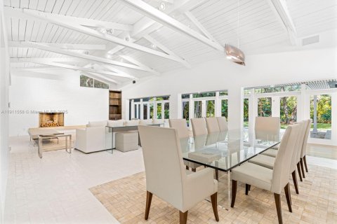 Снять в аренду виллу или дом в Корал-Гейблс, Флорида 5 спален, 495.17м2, № 1967538 - фото 5