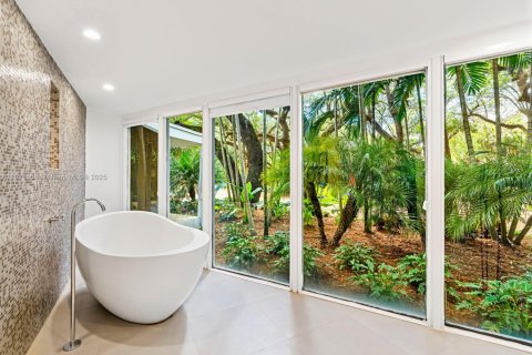 Снять в аренду виллу или дом в Корал-Гейблс, Флорида 5 спален, 495.17м2, № 1967538 - фото 11