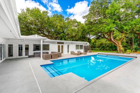 Снять в аренду виллу или дом в Корал-Гейблс, Флорида 5 спален, 495.17м2, № 1967538 - фото 27