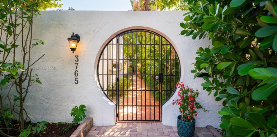 Villa ou maison à Miami, Floride 4 chambres, 243.59 m2 № 1969873