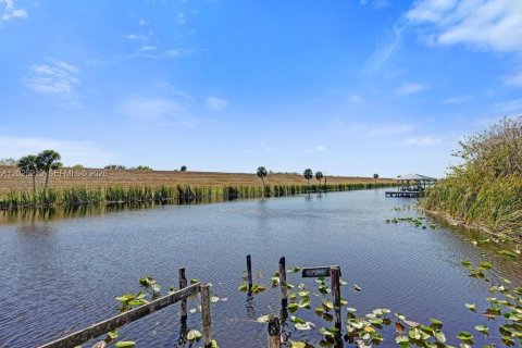 Commercial property in Okeechobee, Florida 334.45 sq.m. № 2088371 - photo 15