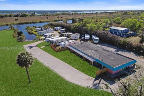 Commercial property in Okeechobee, Florida 334.45 sq.m. № 2088371 - photo 14