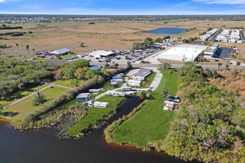 Commercial property in Okeechobee, Florida 334.45 sq.m. № 2088371 - photo 12