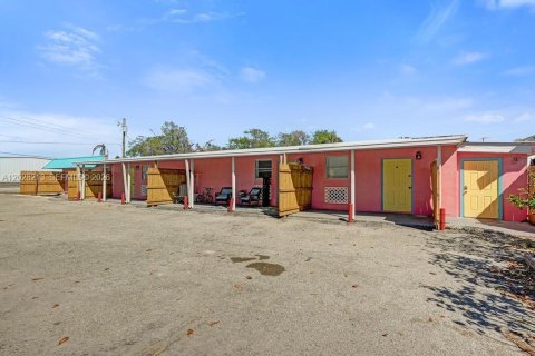 Commercial property in Okeechobee, Florida 334.45 sq.m. № 2088371 - photo 8