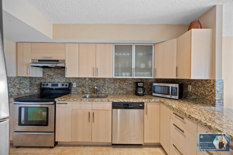 Condo in Hallandale Beach, Florida, 1 bedroom  № 2082074