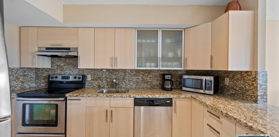 Condo in Hallandale Beach, Florida, 1 bedroom  № 2082074