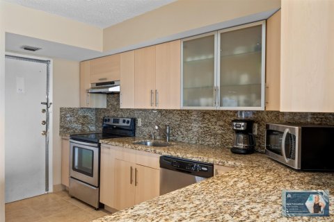 Condo in Hallandale Beach, Florida, 1 bedroom  № 2082074 - photo 15