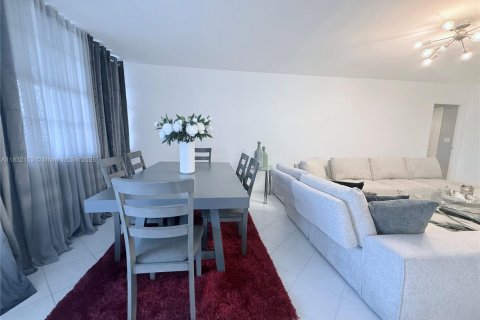 Condo in Sunny Isles Beach, Florida, 1 bedroom  № 1809235 - photo 9