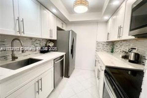 Condo in Sunny Isles Beach, Florida, 1 bedroom  № 1809235 - photo 13