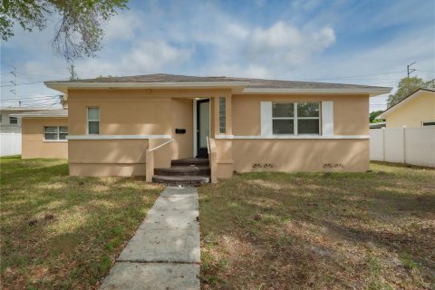 Commercial property in Saint Petersburg, Florida 148.64 sq.m. № 2210825 - photo 2