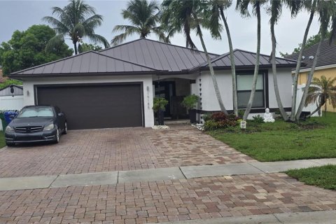 House in Miramar, Florida 3 bedrooms, 166.95 sq.m. № 1816445 - photo 1