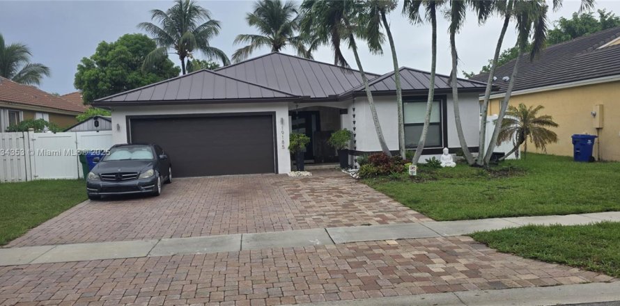 House in Miramar, Florida 3 bedrooms, 166.95 sq.m. № 1816445