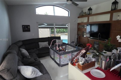 House in Miramar, Florida 3 bedrooms, 166.95 sq.m. № 1816445 - photo 11