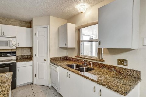 House in Kissimmee, Florida 4 bedrooms, 199.18 sq.m. № 1800621 - photo 9