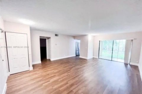 Condo in Lauderhill, Florida, 1 bedroom  № 2027921 - photo 9