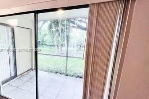 Condo in Lauderhill, Florida, 1 bedroom  № 2027921 - photo 19