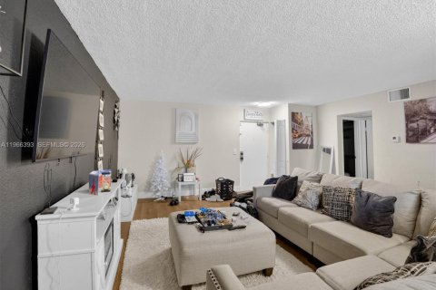 Condo in Lauderhill, Florida, 1 bedroom  № 2027921 - photo 4